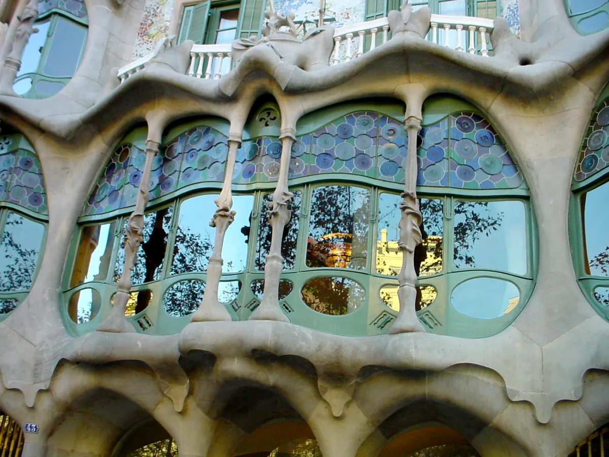 Die geschwungenen Fenster der Casa Batlló