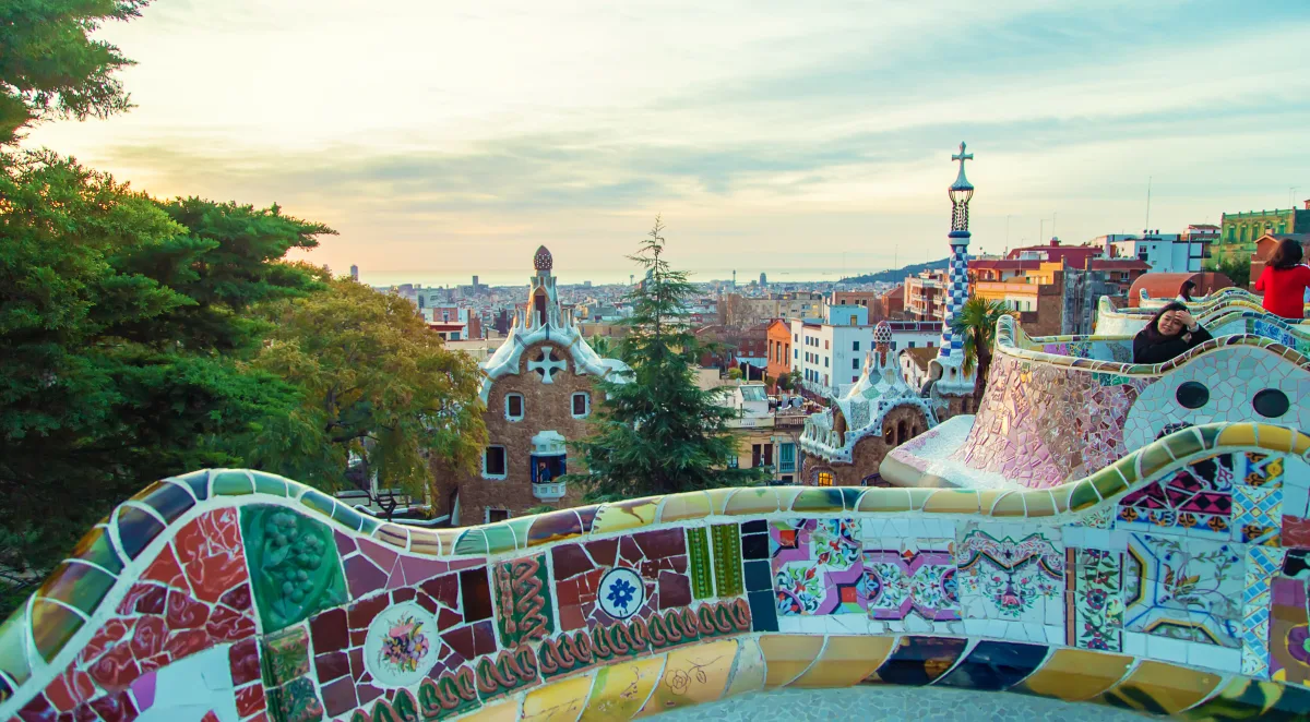 Die Mosaikbank auf der Terrasse des Park Güell