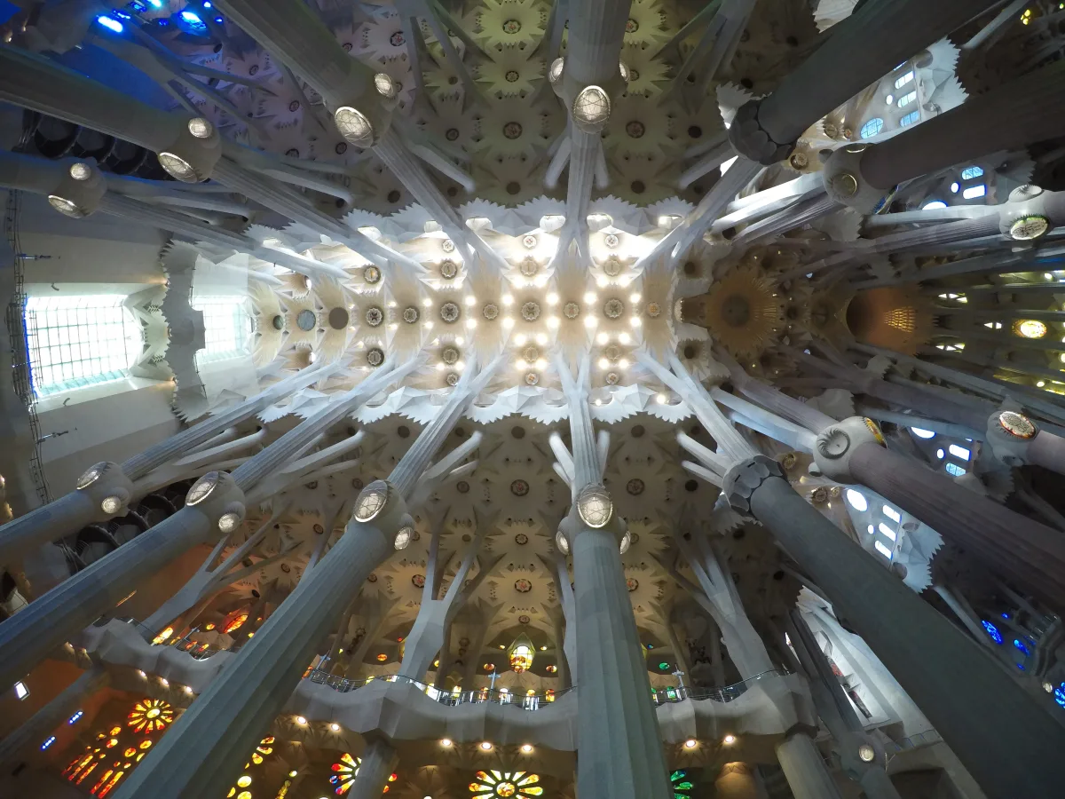 Der Blick nach oben in das Gewölbe der Sagrada Família mit den sich verzweigenden Säulen