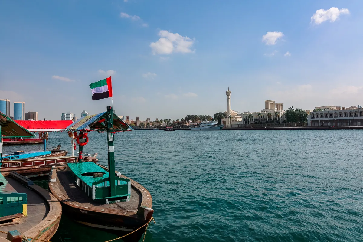 Hölzerne Abra-Boote am Dubai Creek, dahinter die Häuser der Altstadt