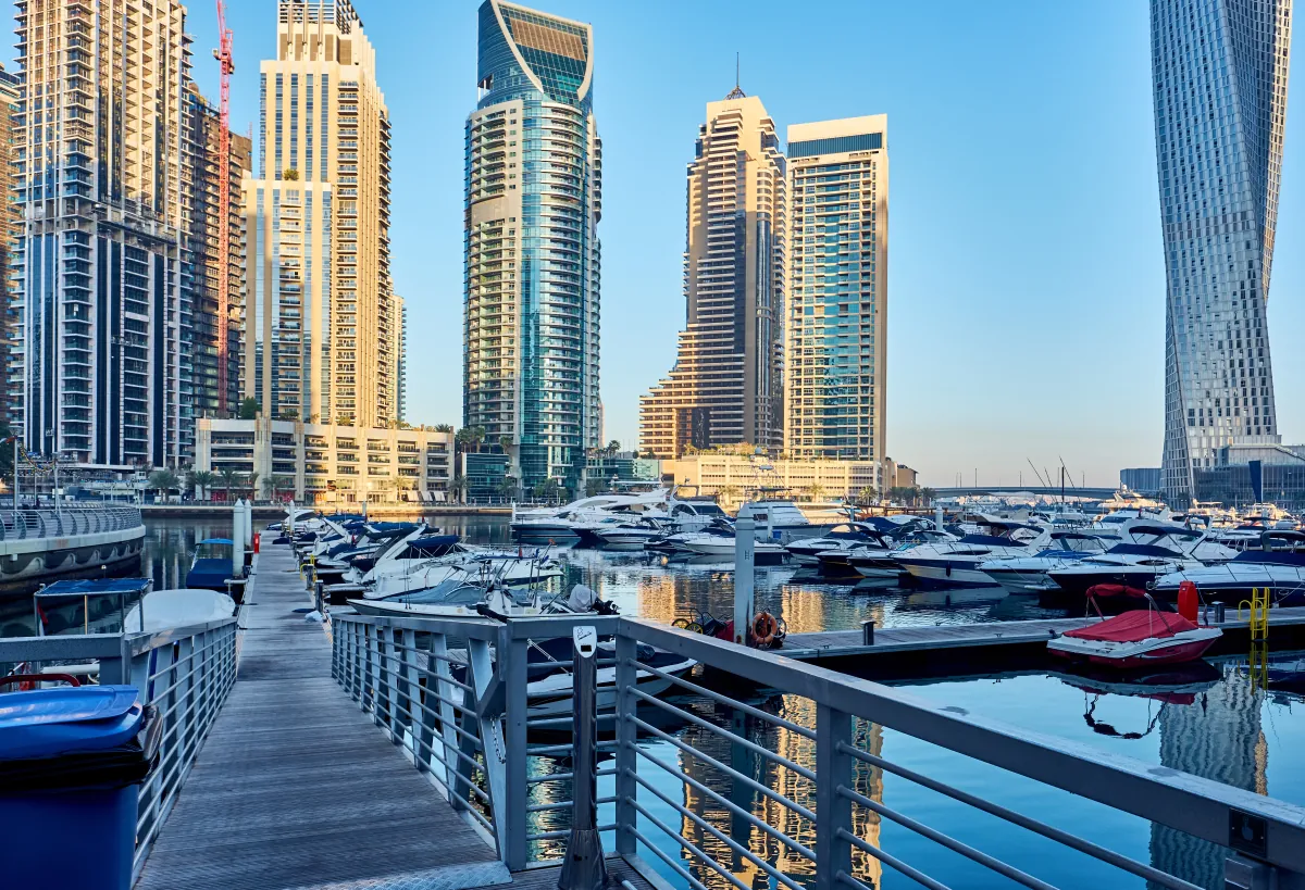 Yachten am Steg der Dubai Marina, dahinter die Hochhäuser