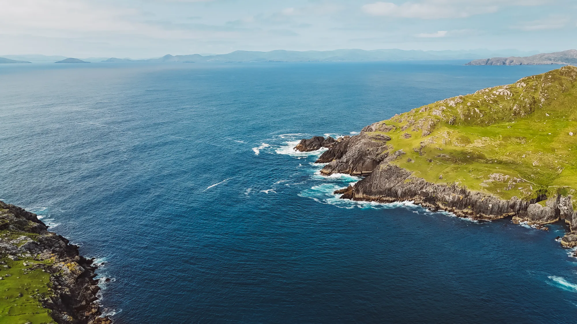 Felsiges Küstenkap der Beara-Halbinsel von oben