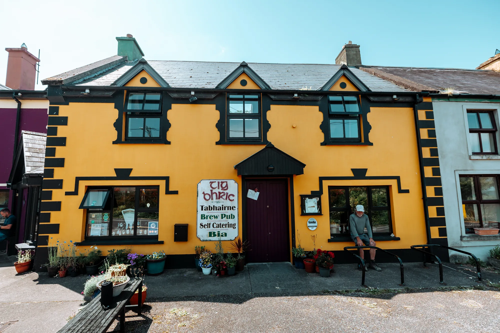 Tig Bhríc – West Kerry Brewery, gelbe Fassade