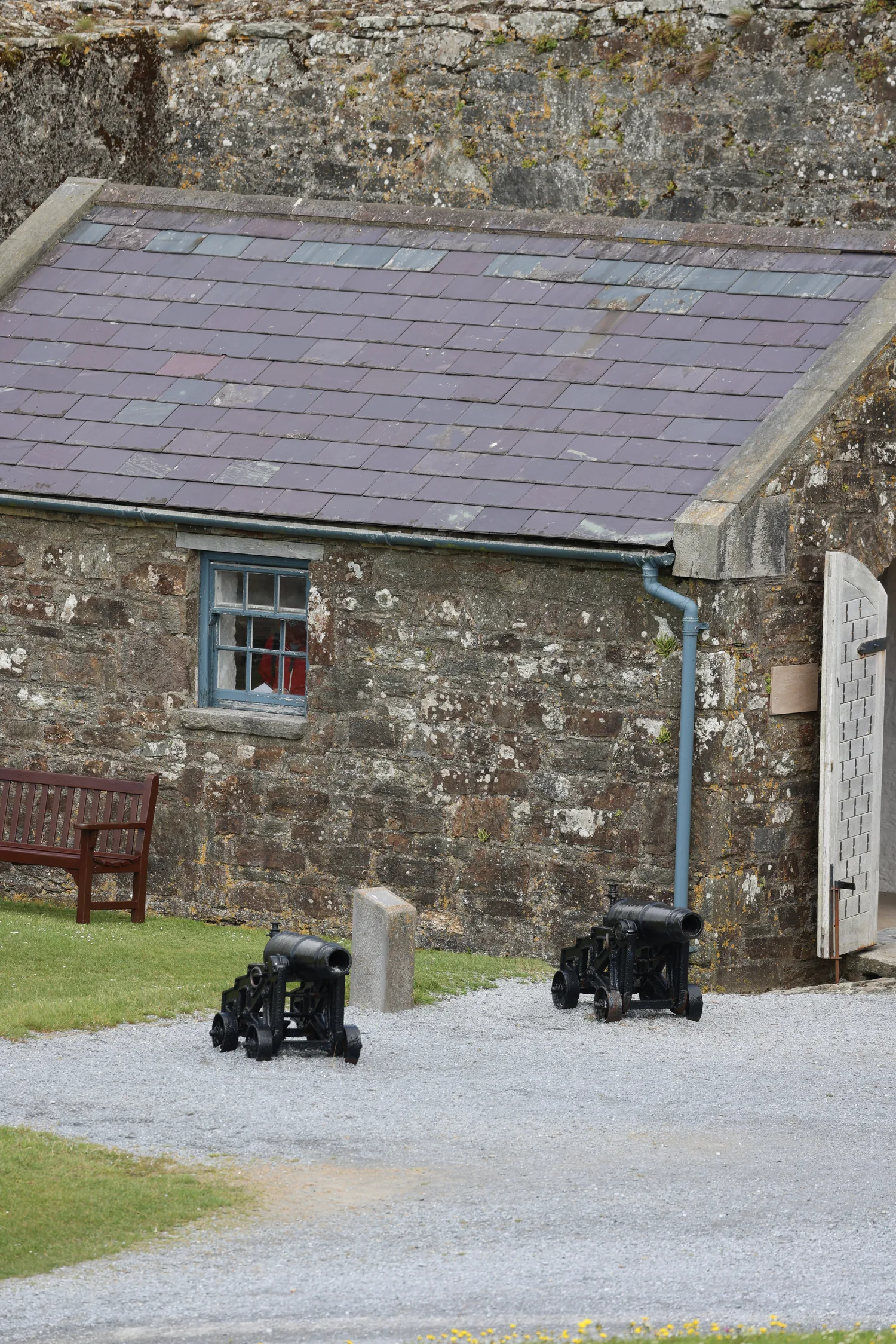 Alte Kanonen und Steinhaus im Charles Fort bei Kinsale