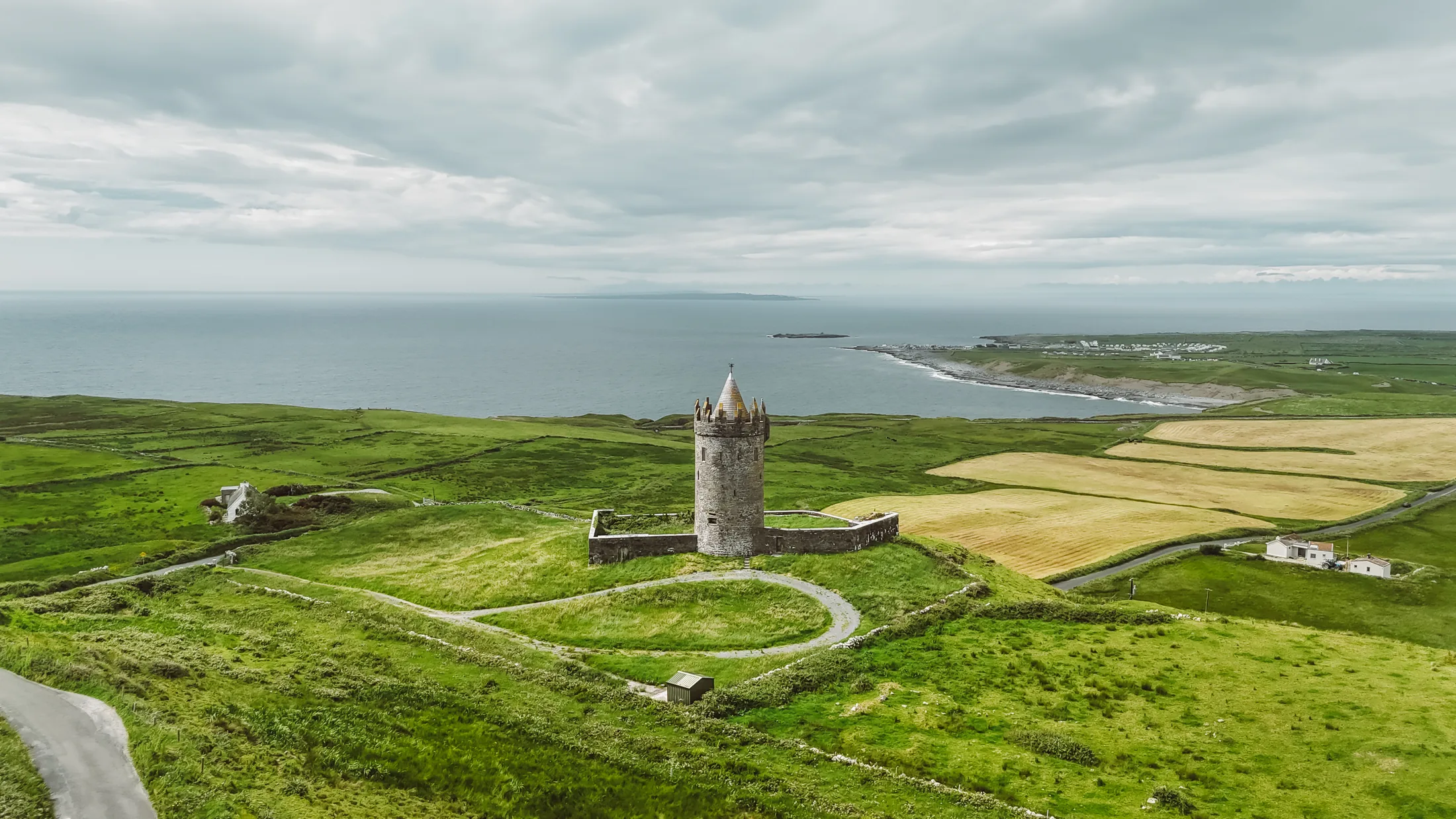 Doonagore Castle über der Atlantikküste