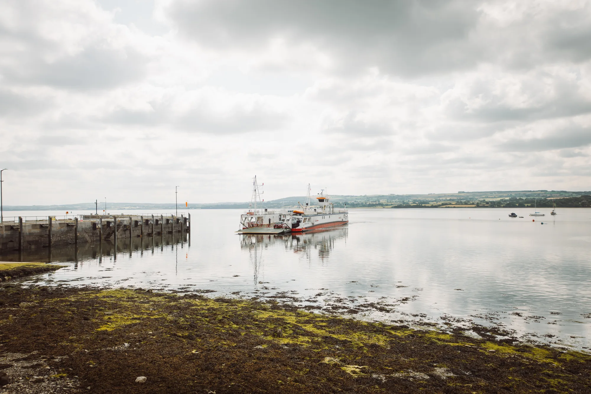 Autofähre über eine ruhige Bucht in Irland