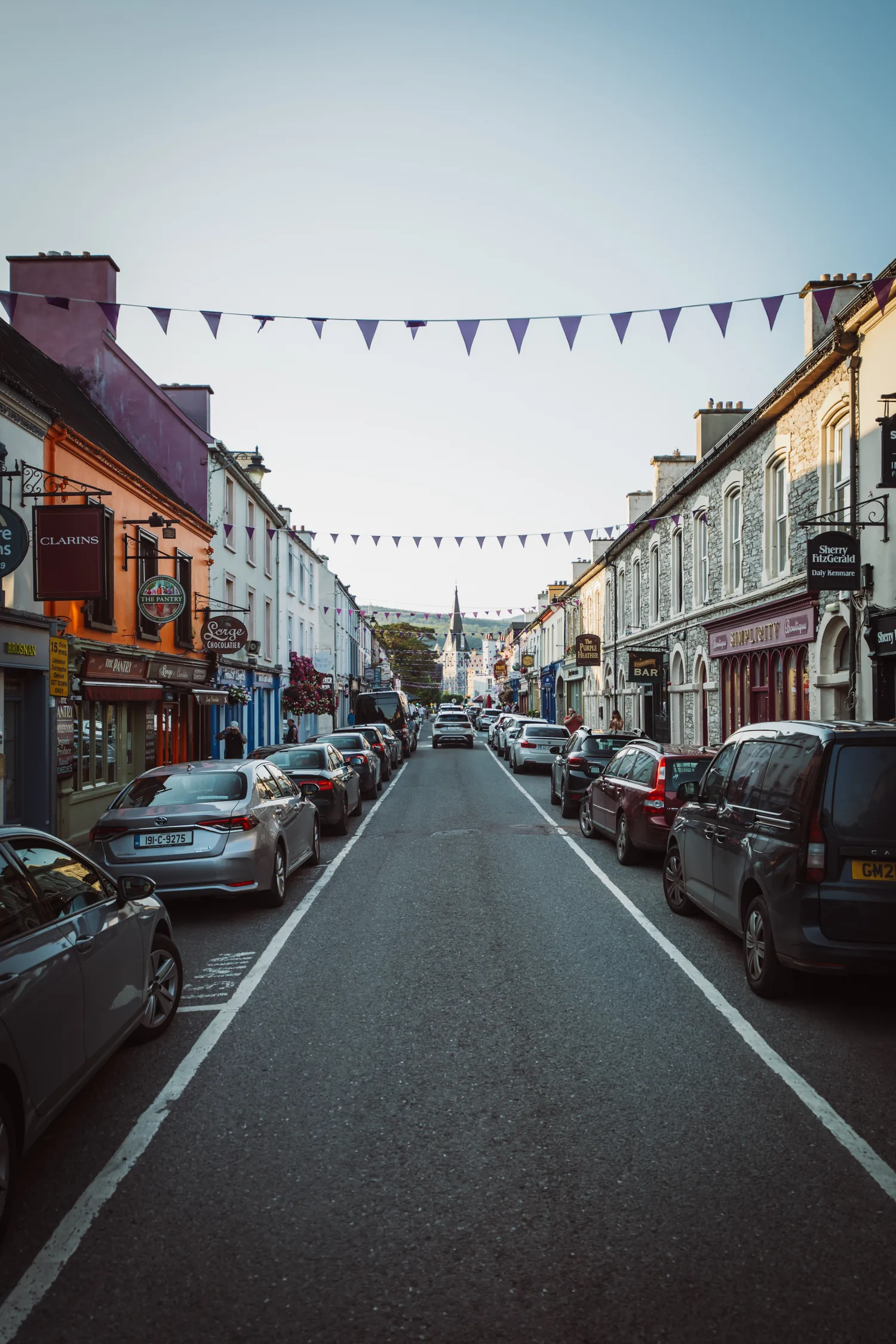 Bunte Hauptstraße mit Wimpeln in Kenmare