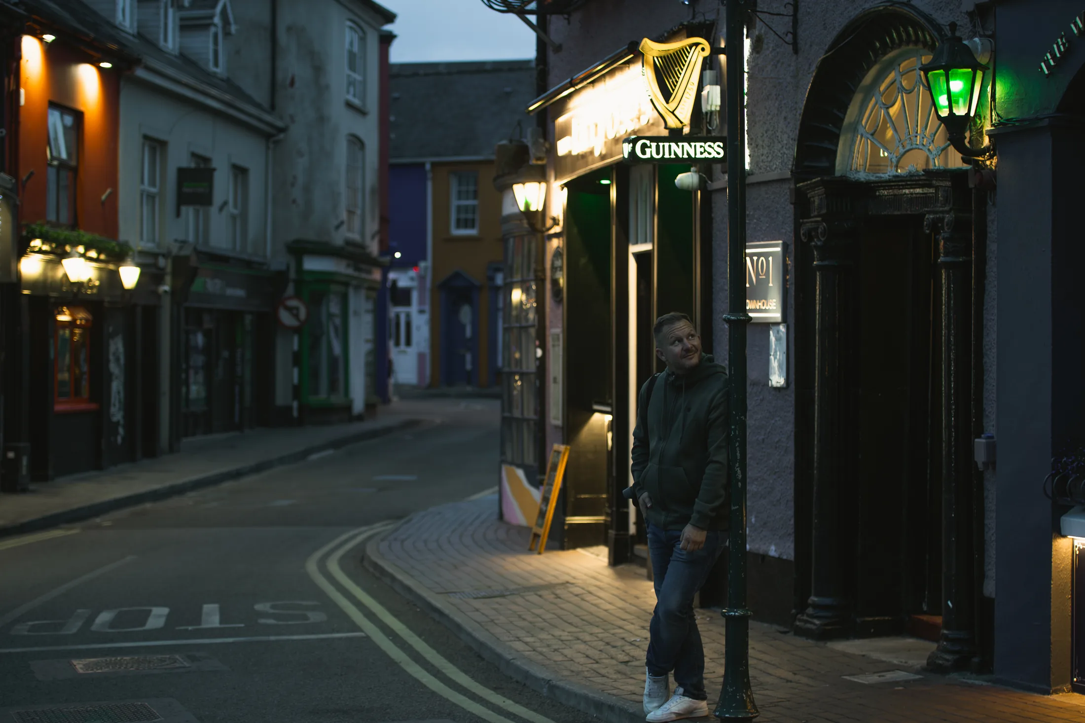 Kinsale zur blauen Stunde mit beleuchtetem Pub