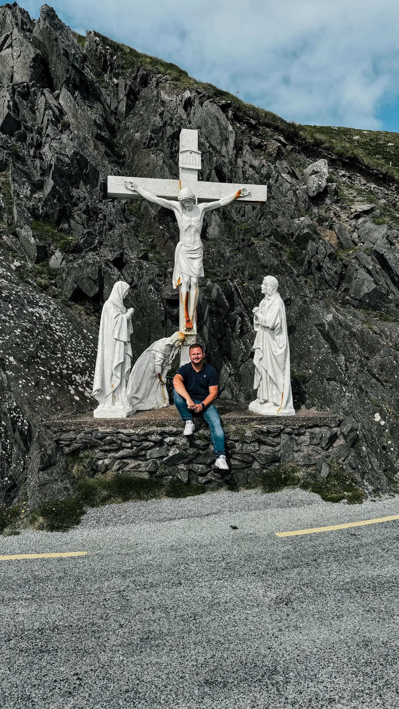 Weiße Kreuzigungsgruppe am Slea Head Drive auf der Dingle-Halbinsel