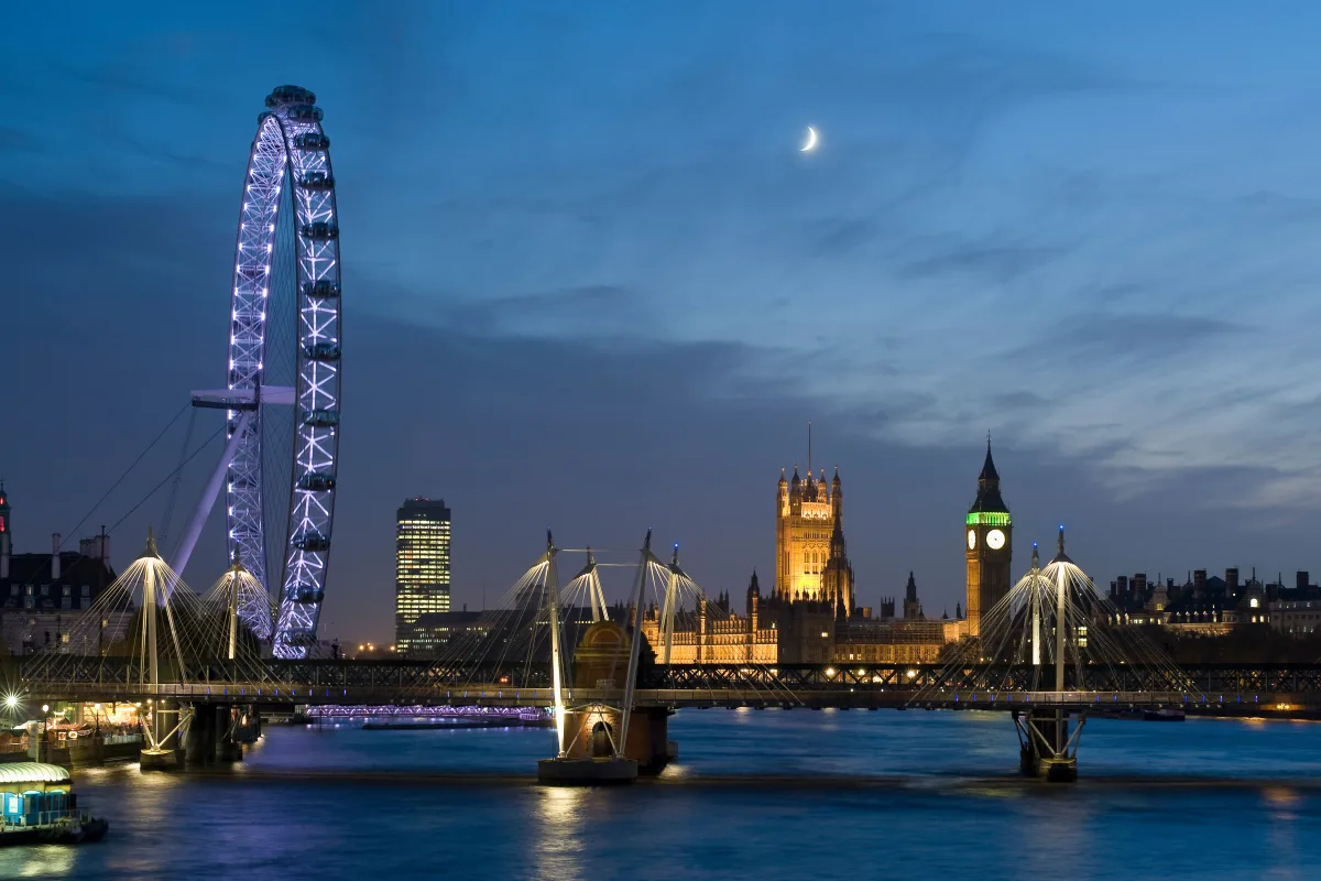 Das beleuchtete London Eye und der Westminster-Palast zur blauen Stunde
