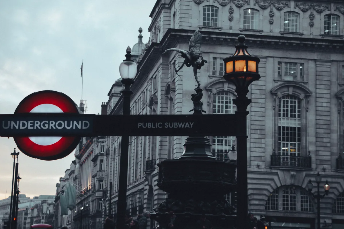 Ein Londoner Underground-Schild vor dem Shaftesbury-Brunnen am Piccadilly Circus