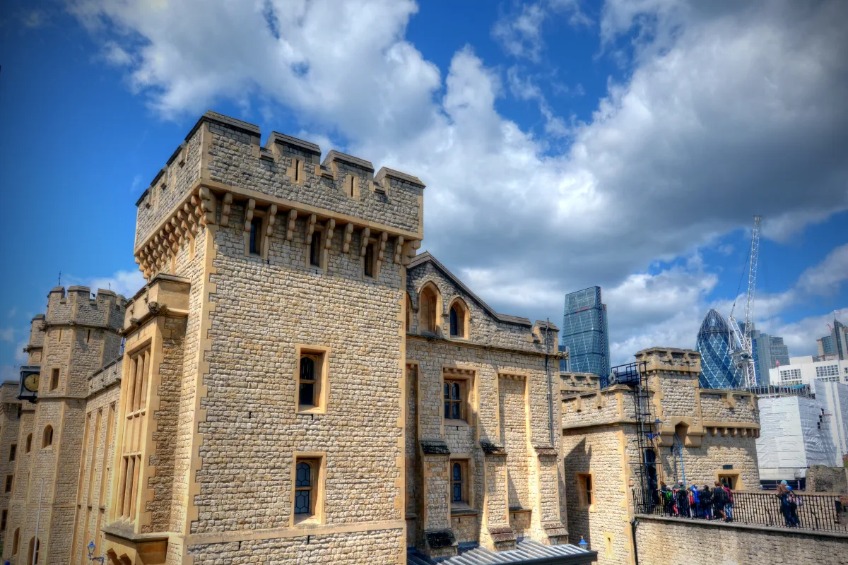 Die Mauern des Tower of London vor den Hochhäusern der City