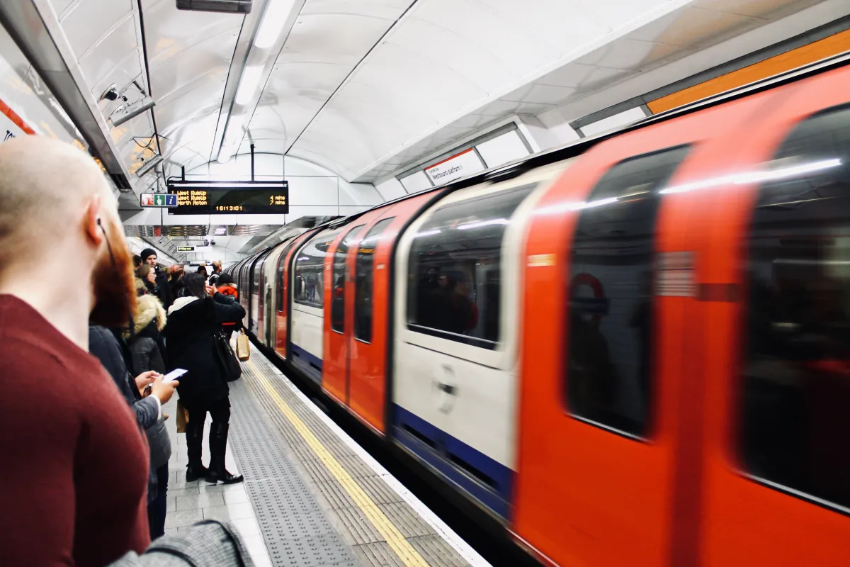 Ein Bahnsteig der Londoner Underground mit einer einfahrenden Bahn