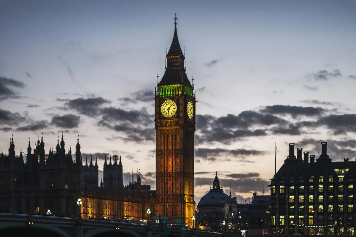 Big Ben und der Westminster-Palast in der Abenddämmerung