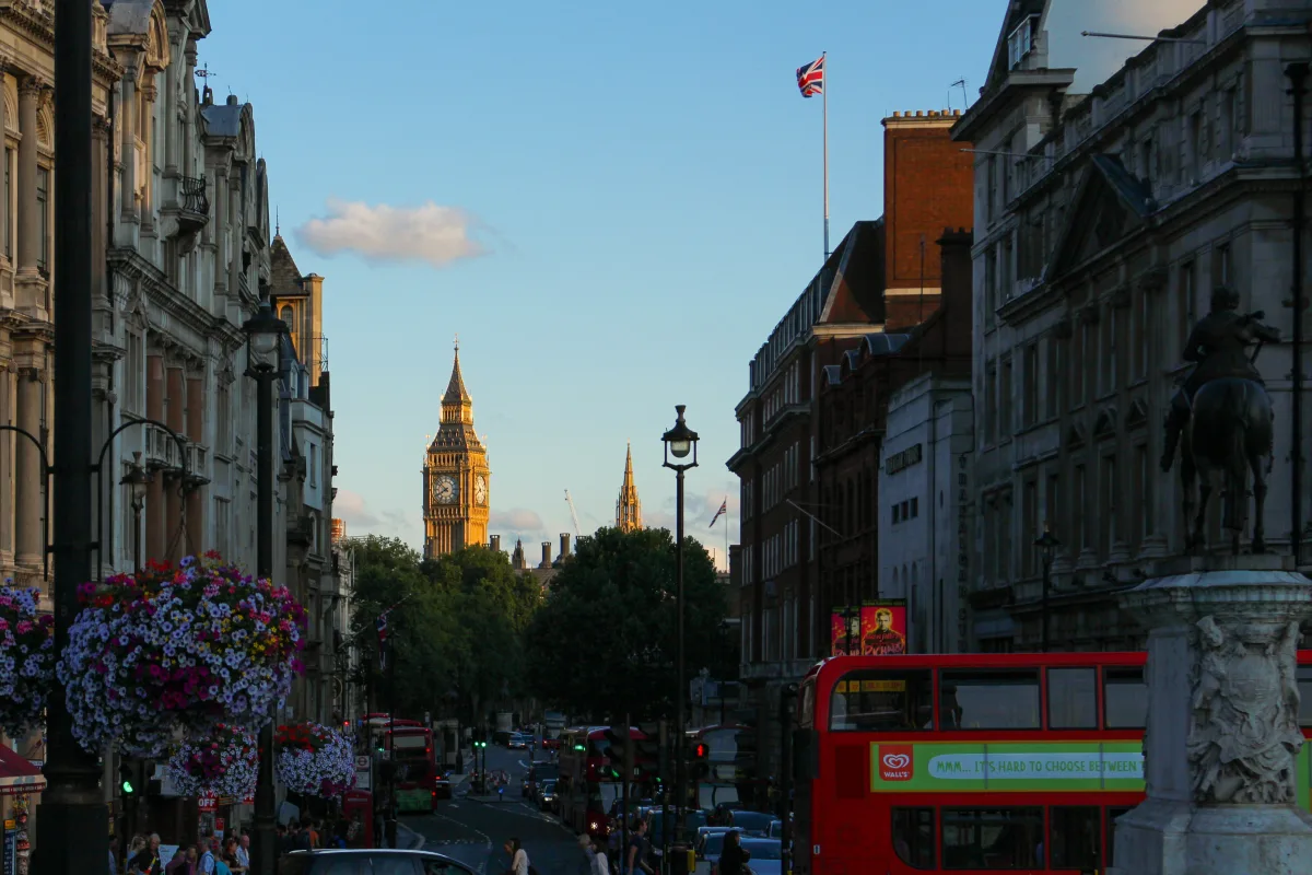 Blick über den Whitehall nach Süden auf Big Ben, im Vordergrund ein roter Doppeldeckerbus