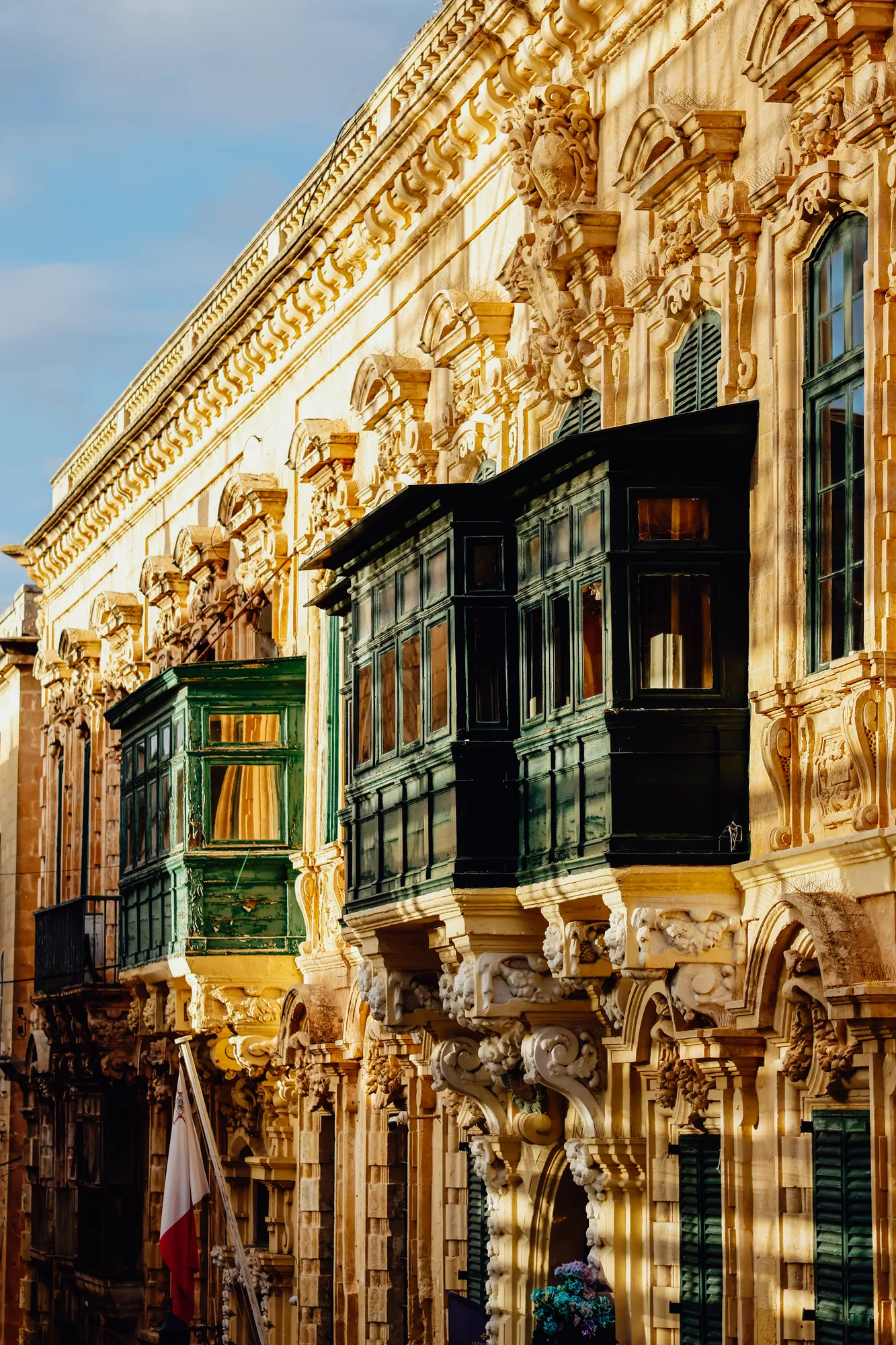 Barocke Fassade mit grünen Erkern in Valletta