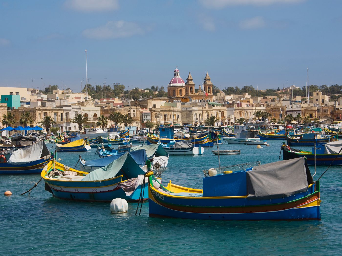 Bunte Fischerboote im Hafen von Marsaxlokk, Malta