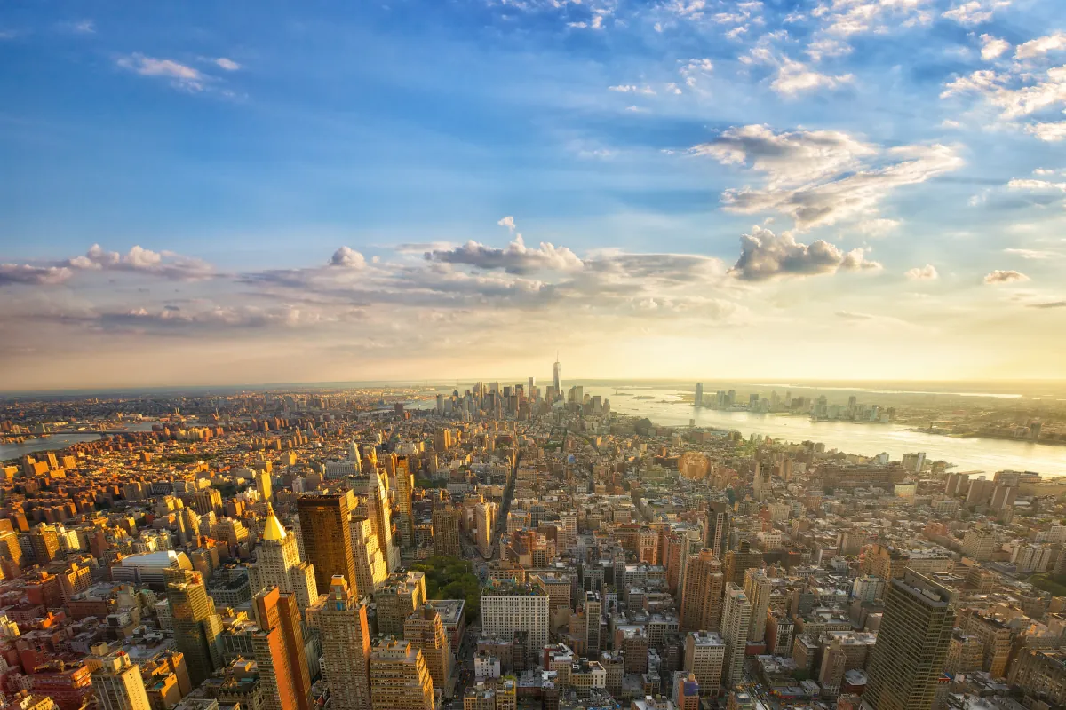 Blick von oben über Manhattan nach Süden, die Stadt im warmen Abendlicht