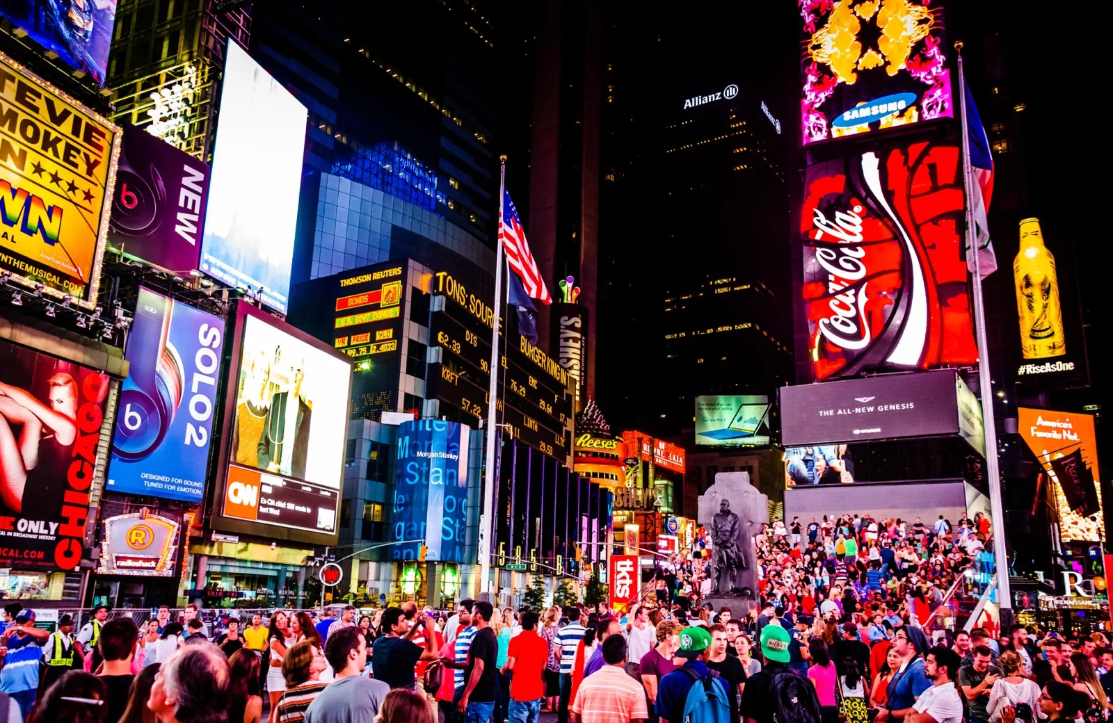 Leuchtreklamen am Times Square in New York bei Nacht