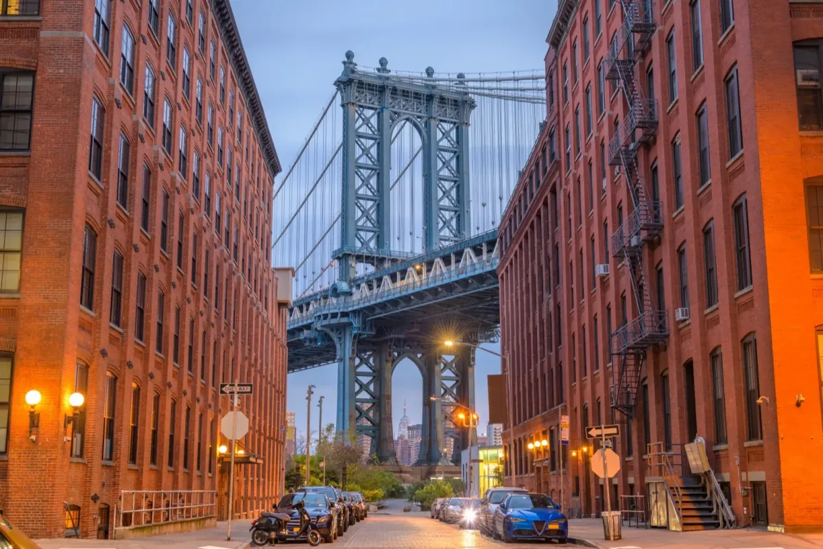 Blick durch eine Straße in Dumbo auf den Pfeiler der Manhattan Bridge