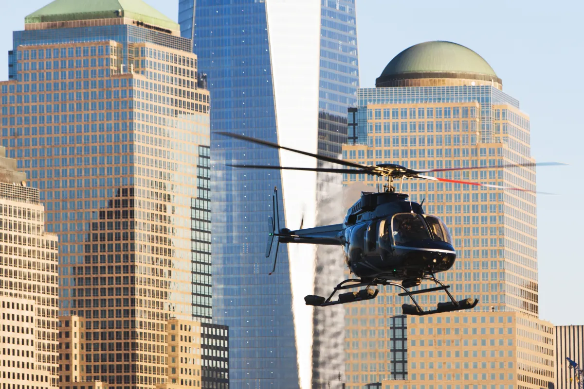 Helikopterflug über die Skyline