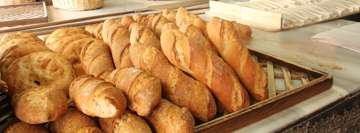 Frisch gebackene Brote und Baguettes in Holzkisten in einer Bäckerei