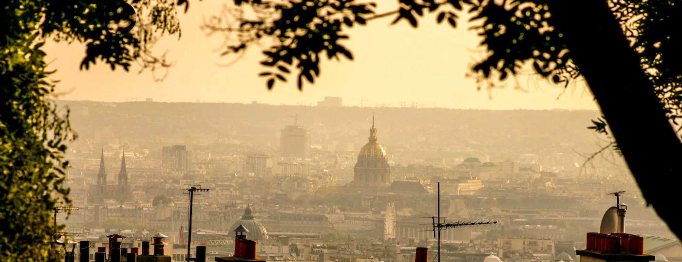 Die Dächer von Paris im goldenen Abenddunst, in der Mitte die Kuppel des Invalidendoms