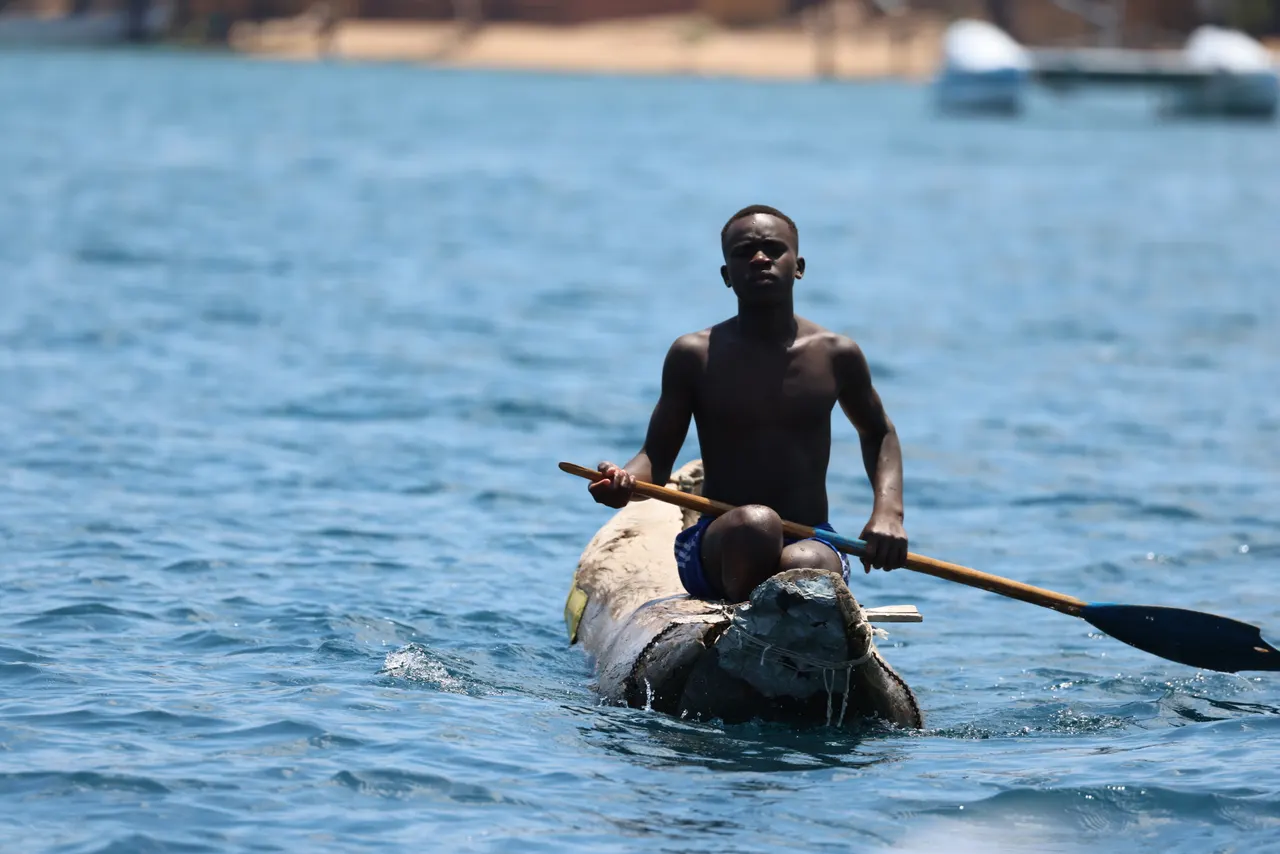 Einheimischer im Boot auf dem Lake Malawi