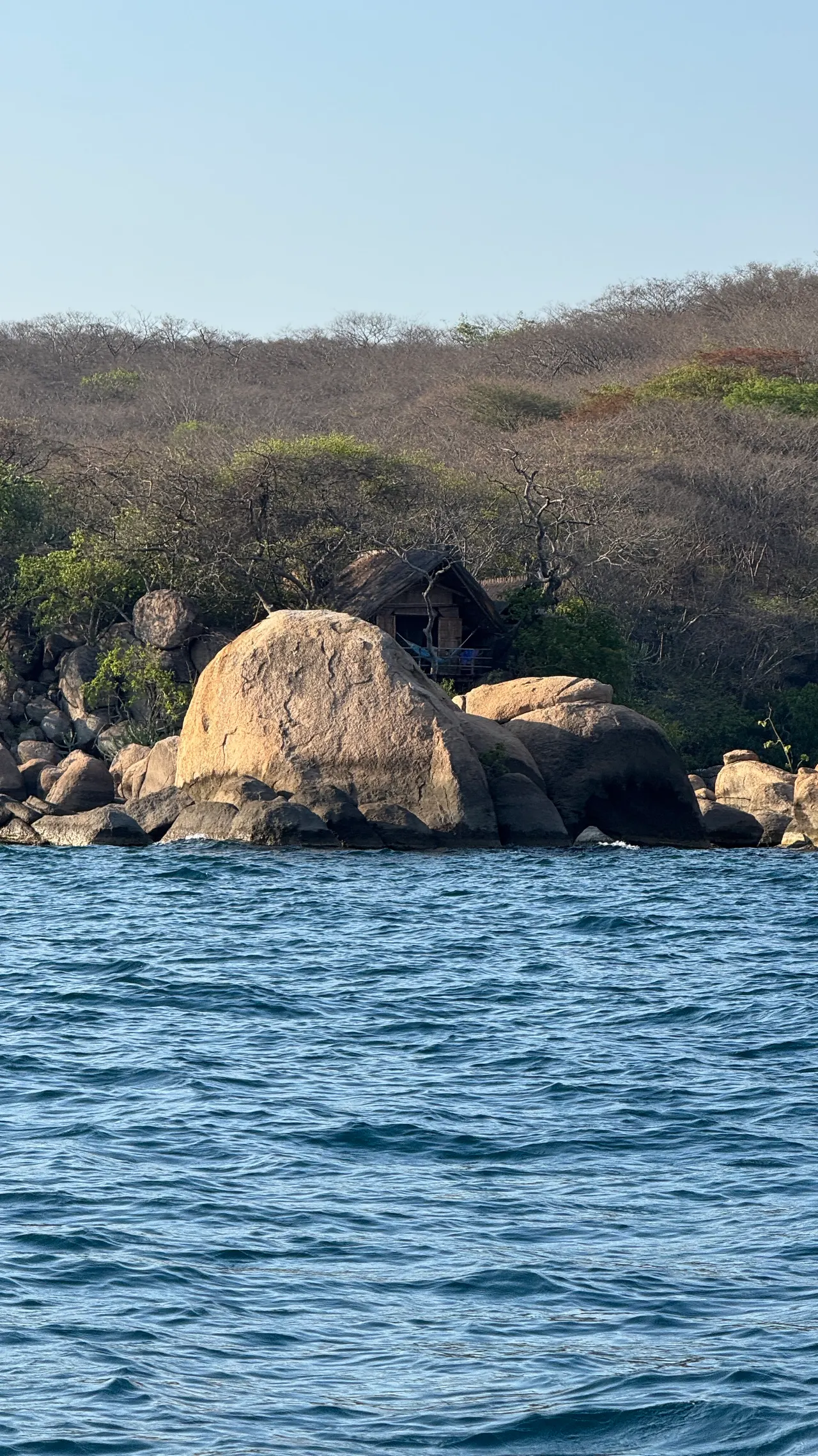 Felsige Inseln und klares Wasser im Lake Malawi Nationalpark bei Mumbo Island