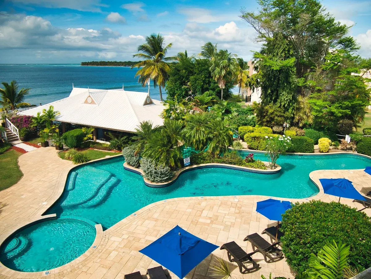 Tropikist Beach Hotel & Resort – Pool am Meer
