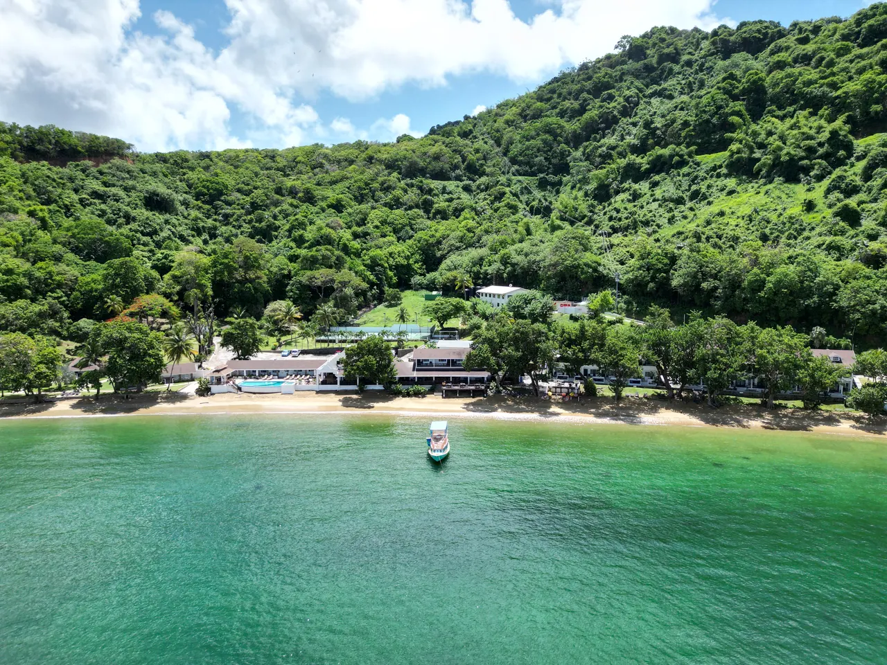 Bucht mit Boot und türkisem Wasser bei Castara auf Tobago