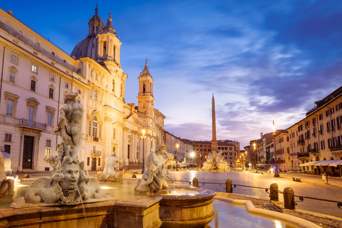 Die Piazza Navona zur blauen Stunde mit beleuchtetem Brunnen und der Kirche Sant’Agnese