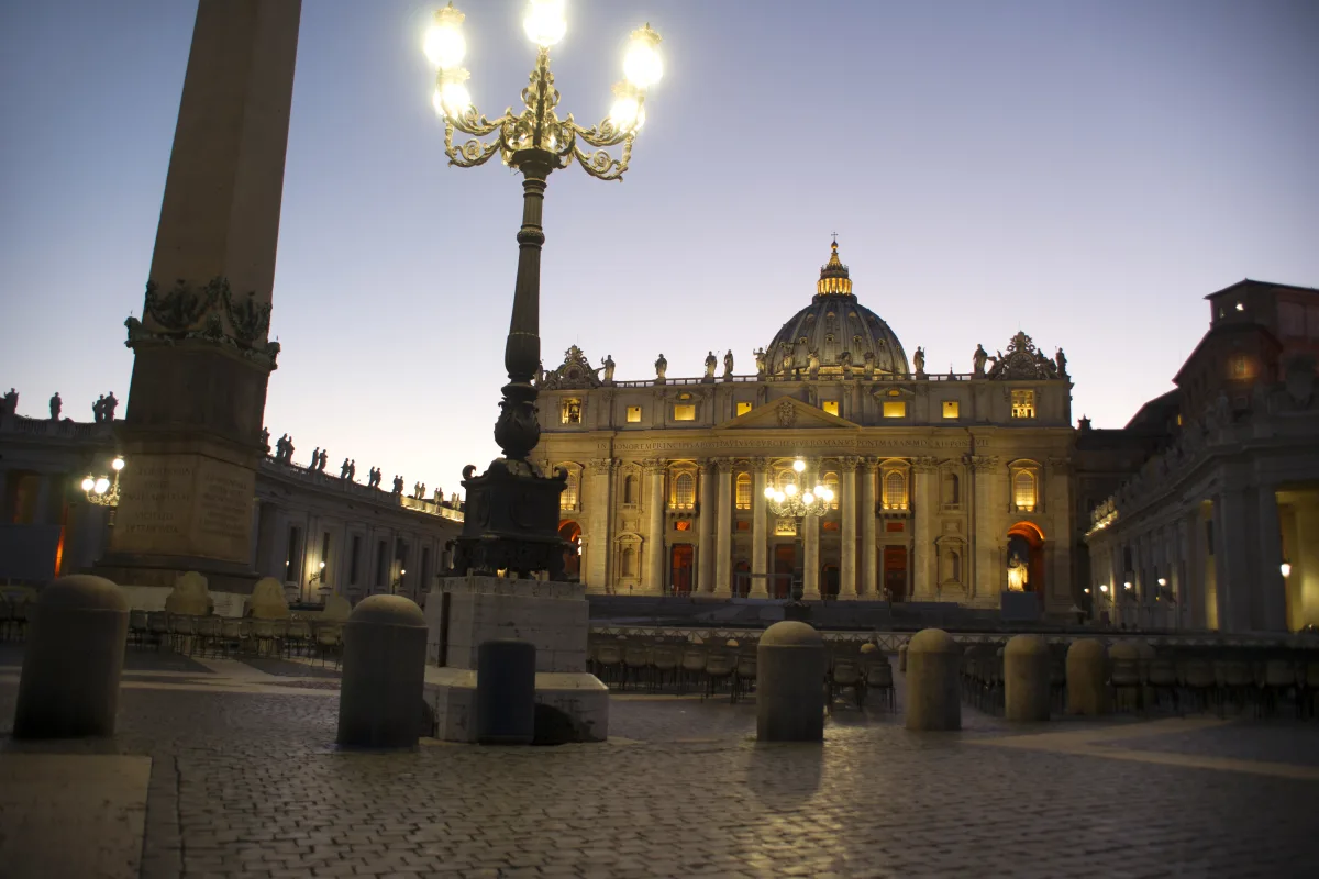 Der Petersplatz am Abend mit beleuchtetem Obelisken und Petersdom