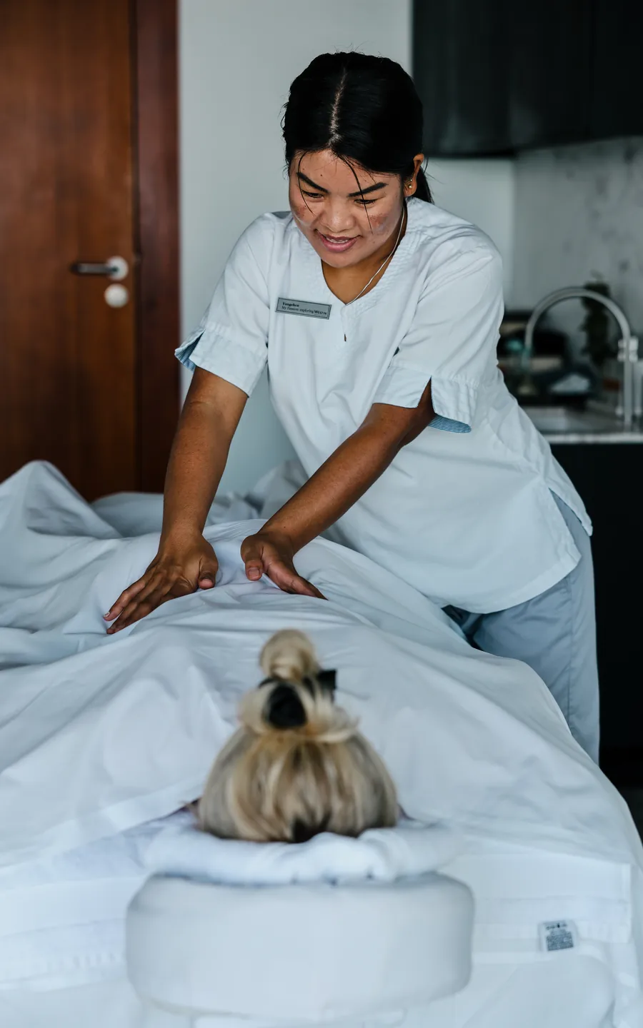 Spa-Therapeutin bei einer Massage im Heavenly Spa